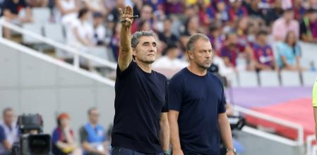 Valverde, en primer plano con Hansi Flick al fondo en el Barça-Athletic jugado en Montjuïc