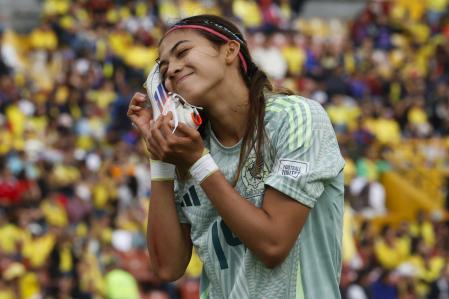 Motserrat Saldivar celebra su gol con México