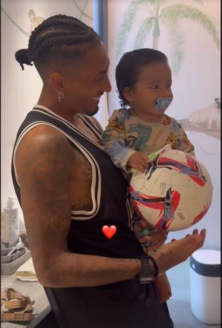 Raphinha celebró su 'hat-trick' con su hijo Gael
