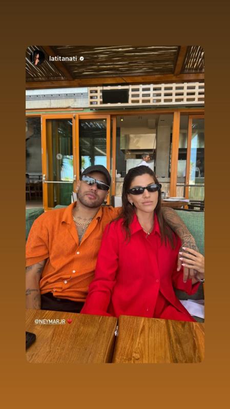 Neymar junto a su amiga Natalia Beciu en Bastian Beach.