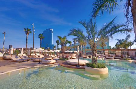 El edificio principal del Beach Club cuenta con cuatro plantas, cada una con un uso diferente.