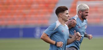 Julián Alvarez realiza carrera continua junto a Rodrigo de Paul en un entrenamiento del Atlético de Madrid.