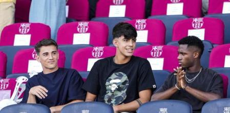 El jugador del Barça, lesionado de la rodilla, felicitó a sus compañeros tras la goleada al Valladolid