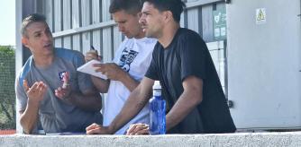 Gustavo López conversa con Giovanni y Gianluca Simeone, en el entrenamiento del Atlético de Madrid.