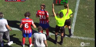 Javi Serrano y Víctor Mollejo, saltando al césped para intentar echar una mano al Atlético de Madrid B.