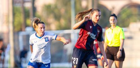 Anna Torrodà controla un balón en un partido amistoso con el Levante.