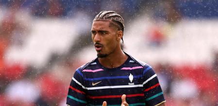 PARIS, FRANCE - AUGUST 09: Loic Bade #4 of Team France warms up prior to the Men's Gold Medal match between France and Spain during the Olympic Games Paris 2024 at Parc des Princes on August 09, 2024 in Paris, France. (Photo by Robert Cianflone/Getty Images)