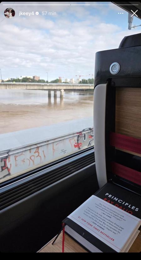 Jules Koundé volviendo en tren desde Francia