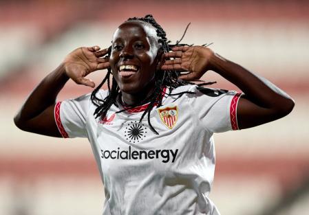 Fatou Kanteh celebra uno de los dos goles que anotó en su debut en Liga F con el Sevilla contra la Real Sociedad.