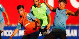 Roberto Gómez, canterano del Atlético de Madrid, junto a Koke Resurrección y Marcos Llorente.