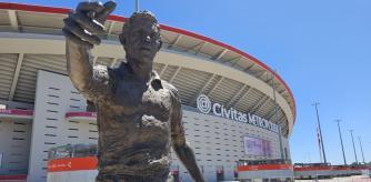 La estatua de Luis Aragonés, en los exteriores del estadio del Atlético de Madrid, el Metropolitano.