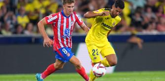 VILLARREAL, SPAIN - AUGUST 19: Ayoze Perez of Villarreal CF controls the ball under pressure from Pablo Barrios of Athletico de Madrid during the La Liga match between Villarreal CF and Club Atlético de Madrid at Estadio de la Ceramica on August 19, 2024 in Villarreal, Spain. (Photo by Aitor Alcalde/Getty Images)