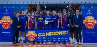 El Barça, con el trofeo de campeón de la Lliga Catalana 2024