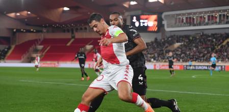 TOULOUSE, FRANCE - NOVEMBER 09: Joel Matip of Liverpool runs with the ball under pressure from Gabriel Suazo of Toulouse during the UEFA Europa League 2023/24 match between Toulouse FC and Liverpool FC at Stadium de Toulouse on November 09, 2023 in Toulouse, France. (Photo by Justin Setterfield/Getty Images)