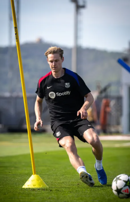 Frenkie de Jong, en el entrenamiento del Barça del 16 de septiembre de 2024