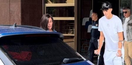 Marc Bernal, a su salida del Hospital de Barcelona tras recibir el alta médica