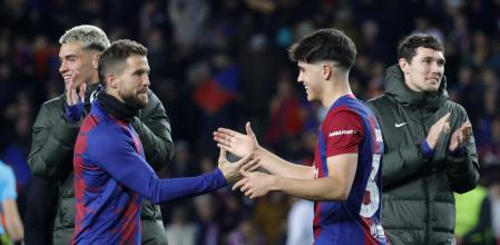 Cubarsí recibe la felicitación de Iñigo Martínez tras el partido