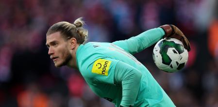 LONDON, ENGLAND - FEBRUARY 26: Loris Karius of Newcastle United throws the ball during the Carabao Cup Final match between Manchester United and Newcastle United at Wembley Stadium on February 26, 2023 in London, England. (Photo by Eddie Keogh/Getty Images)