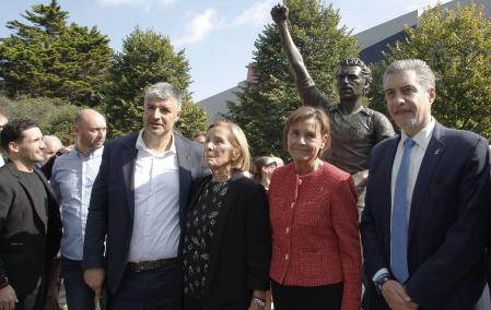 La estatua de Quini junto a El Molinón