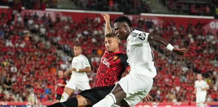 MALLORCA, SPAIN - AUGUST 18: Vinicius Junior of Real Madrid controls the ball whilst under pressure from Pablo Maffeo of RCD Mallorca during the La Liga match between RCD Mallorca and Real Madrid CF at Estadi de Son Moix on August 18, 2024 in Mallorca, Spain. (Photo by Alex Caparros/Getty Images)