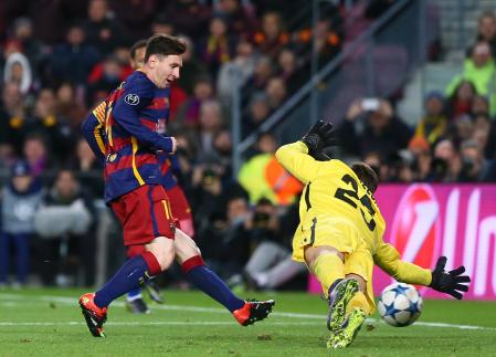 Messi marcó dos goles a Szczesny en la goleada por 6-1