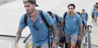 Convocatoria del Atlético de Madrid. Los futbolistas Rodrigo de Paul y José María Giménez se disponen a subir al avión en el aeropuerto, para emprender el viaje a su destino.
