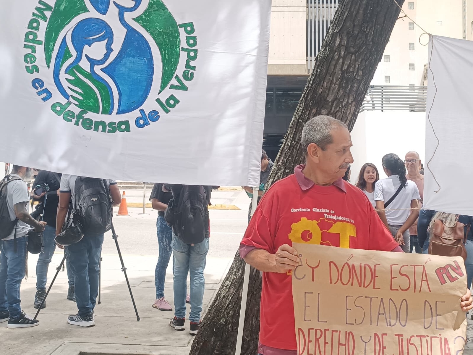 Familiares de jóvenes detenidos