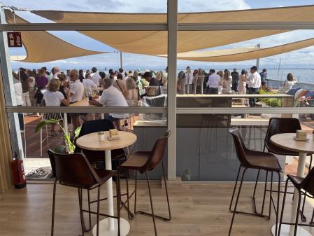 Desde la terraza panorámica del AC37 se pueden ver los barcos en el campo de regatas