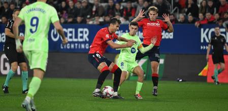 Pedri pierde un balón ante la presión de Osasuna