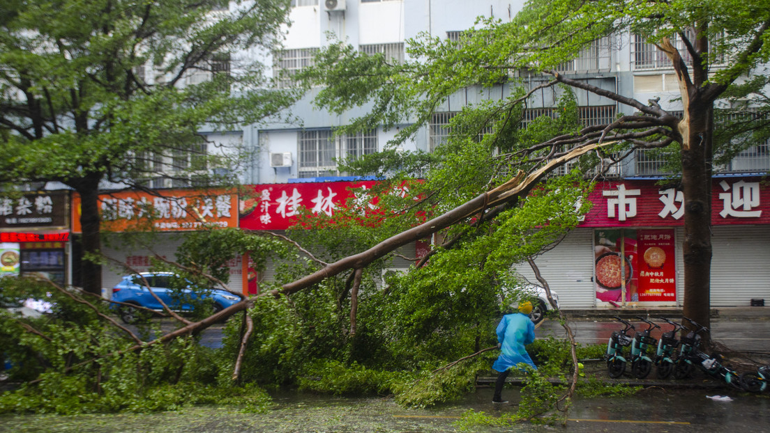 El supertifón devastador Yagi se cobra las primeras víctimas chinas (VIDEO)