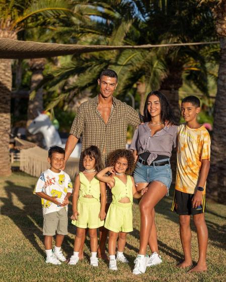 Cristiano y Georgina, junto a sus hijos
