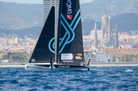 El AC40 español entrenando por fin en aguas de Barcelona