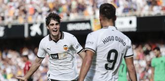 Javi Guerra celebra con Hugo Duro uno de los tres goles del Valencia contra el Atlético, este sábado en Mestalla