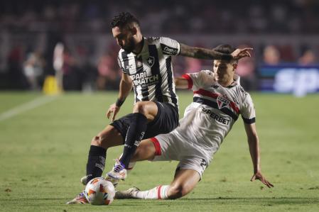 Alex Telles (Botafogo) y Damián Bobadilla (Sao Paulo), en un lance del partido