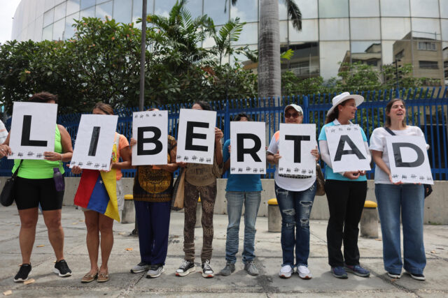 Venezolanos protestan en Caracas.