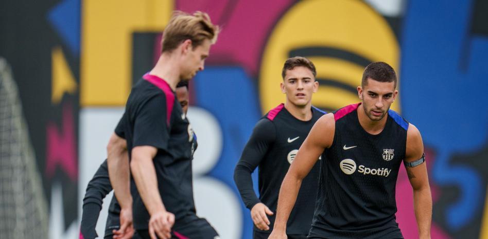 De Jong y Gavi aprietan en un entrenamiento de recuperación para los titulares