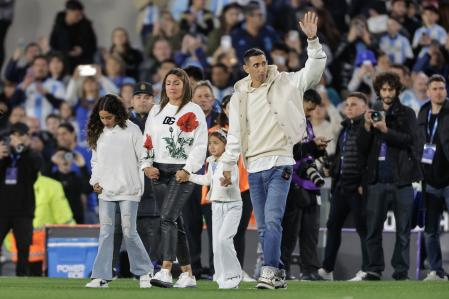 Di María, acompañado por su mujer y sus hijas