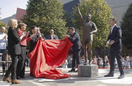 La estatua de Quini junto a El Molinón