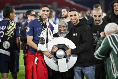 Achraf Hakimi junto a su madre, Saida y su hermano, Nabil celebran la liga del PSG