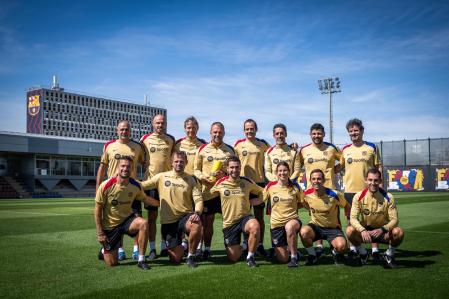 Hansi Flick, con todos los miembros de su 'staff' en el Barça y el premio de Mejor Entrenador de agosto en LaLiga