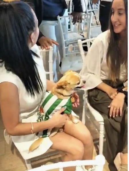 Dob Lins, el perro de Vitor Roque, en brazos de la novia del delantero del Betis