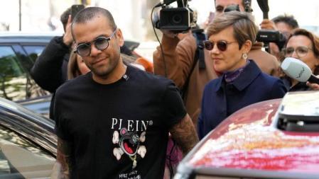 Dani Alves reaparece feliz y guiña un ojo a la prensa tras sus románticas imágenes con Joana