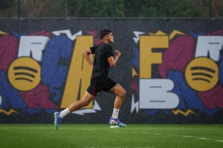La plantilla azulgrana se ha ejercitado bajo una intensa lluvia