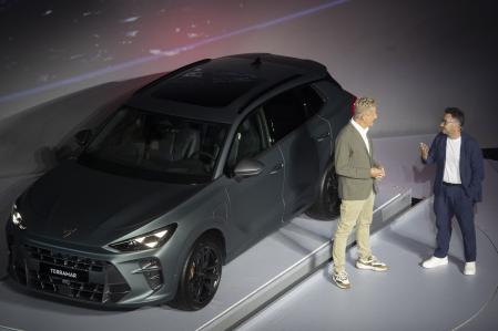Wayne Griffiths, CEO de Cupra y Seat, y el director de cine J.A. Bayona, en la presentación mundial del nuevo Terramar