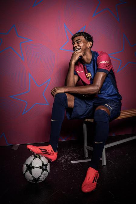 Lamine Yamal, posando para la UEFA ante la nueva Champions League