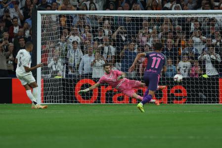 Mbappé transforma el penalti ante el Espanyol, cuarto en la Liga a favor del Madrid