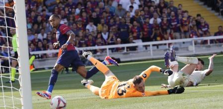 Raphinha superó a Hein para anotar el quinto gol de la noche (5-0) tras recoger un fenomenal pase de Lamine.