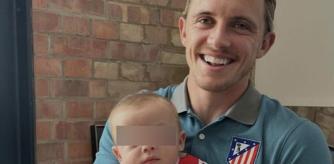 Conor Gallagher, con su sobrino, con la camiseta del Atlético de Madrid.