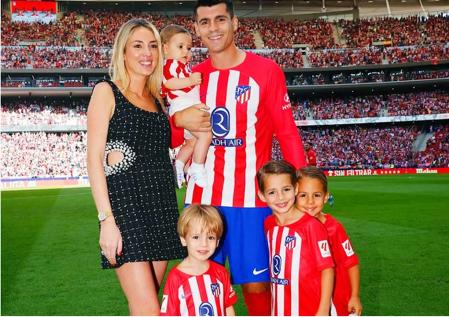 Álvaro Morata, delantero del Atlético de Madrid, junto a sus hijos y su esposa, Alice Campello.