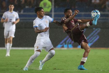 Jose Andrés Martínez (Venezuela) disputa un balón con Facundo Torres